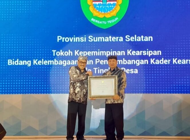 
Herman Deru Satu-Satunya Gubernur Terima Penghargaan Tokoh Kepemimpinan Bidang Kearsipan