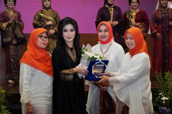 
					Lady’s Tenun Klasik Fashion Show di Kementerian PUPR Makin Diminati Pecinta Fashion Klasik dan Nasional