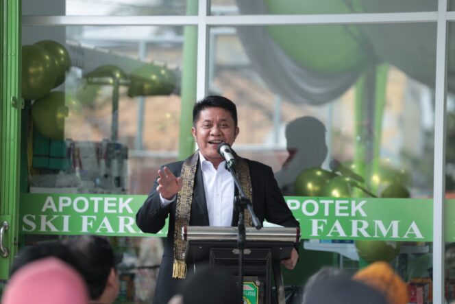 
Grand Launching Apotek Riski Farma, Herman Deru Ajak Masyarakat Jaga Pola Hidup Sehat
