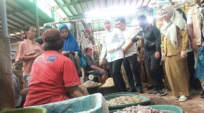 
Sidak Pasar 10 Ulu, Wawako Fitrianti: Semuanya Aman