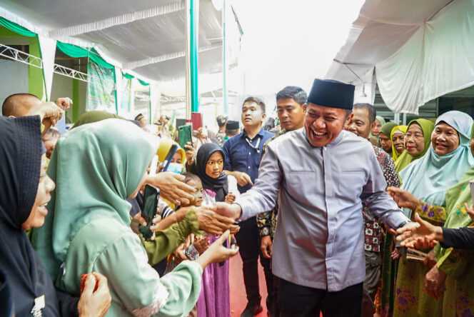 
Gubernur Herman Deru Motivasi Ibu-Ibu Tanam Cabai dan Bawang Sukseskan Program GSMP