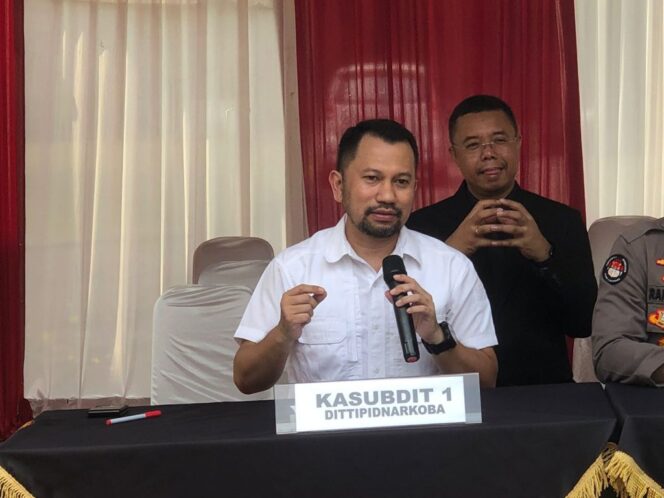 
Polri Tetapkan 1 Orang DPO di Kasus Pembuatan Ekstasi Jaringan Internasional