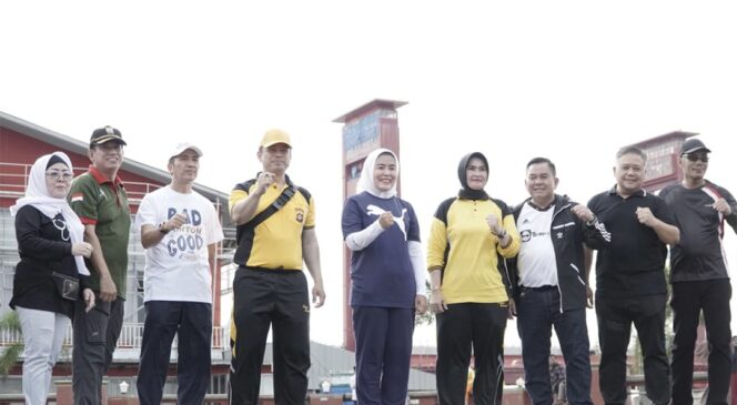 
Sambut HUT Palembang, Warga Jalan Santai Sambil Pungut Sampah