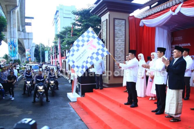 
Hari Idul Adha 1444 H, Kapolri Serahkan Hewan Kurban dan 10 Ton Rendang Daging