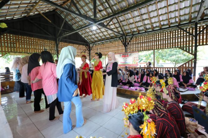 
Srikandi Ganjar Ajak Perempuan Milenial Belajar Tarian Khas Sumsel