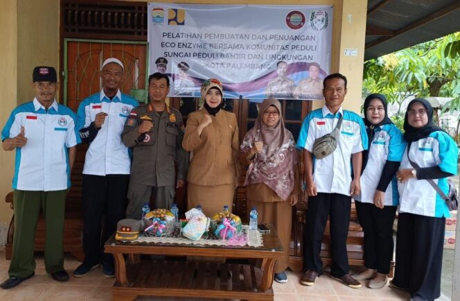 
Dinas PUPR Palembang Gelar Pelatihan Pembuatan dan Penuangan ECO Enzim