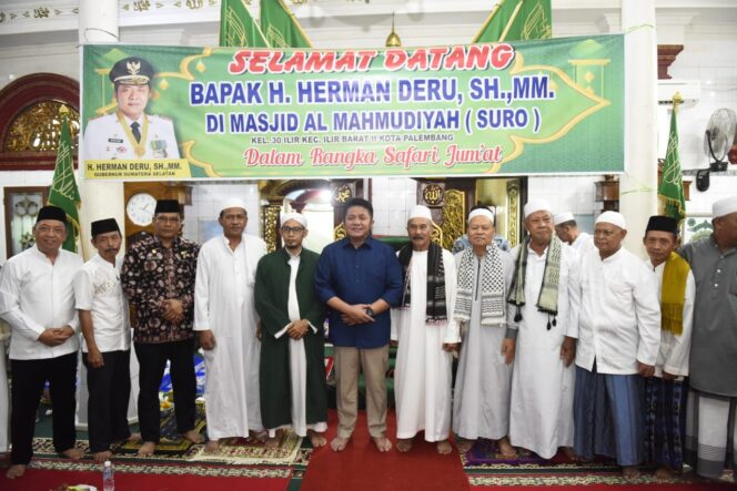 
Safari Jum’at di Masjid Suro, Herman Deru: Ini Masjid Bersejarah Yang Harus Dipertahankan Keasliannya