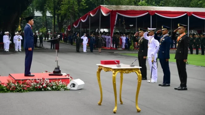 
Presiden Jokowi Berikan Penghargaan Adhi Makayasa ke 4 Perwira TNI-Polri