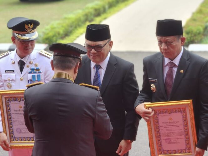 
					Bupati Empat Lawang Joncik Muhammad Dapat Penghargaan dari Kapolri