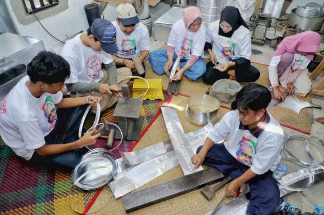 
Kembangkan UMKM, Pemuda Ganjar Buat Pelatihan Produk Kerajinan Aluminium di Ogan Ilir