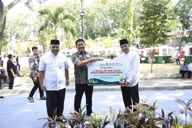 
Gubernur Herman Deru Serahkan Bantuan 10 Unit Mart-Booth Dorong BSB Pemberdayaan Ekonomi Masyarakat Sekitar Masjid