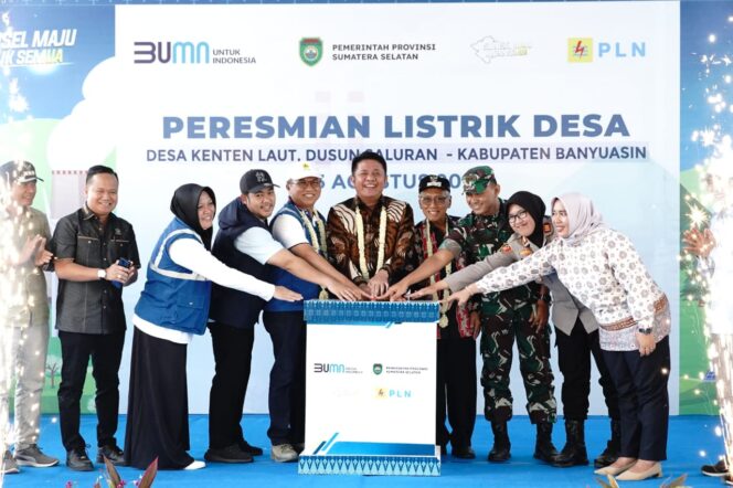 
Gubernur Herman Deru Tepati Janji Wujudkan Mimpi Warga Dusun Saluran yang Menantikan Listrik Sejak 50 Tahun Silam 