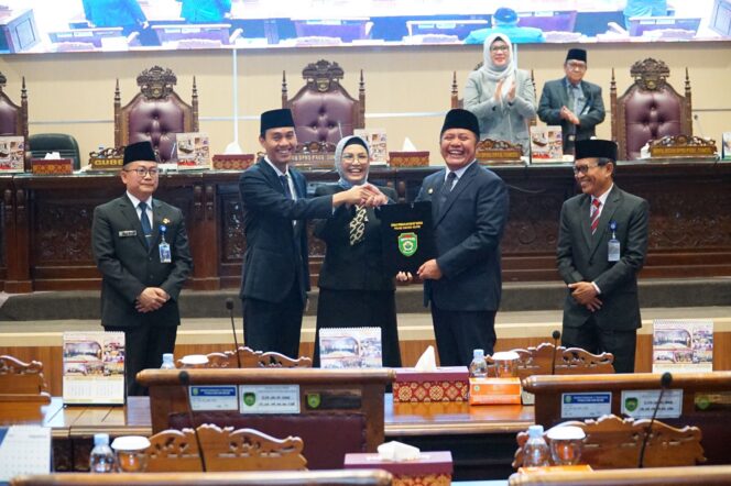 
Gubernur Herman Deru Sampaikan Penjelasan Pengantar Nota Keuangan dan Raperda Tentang APBD TA 2024