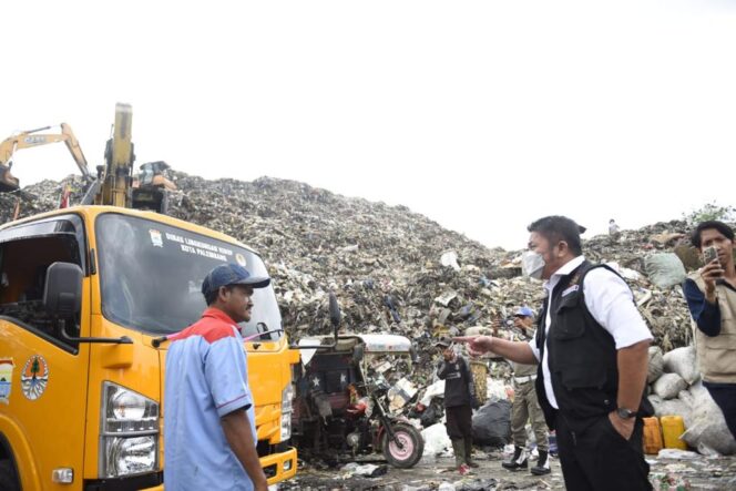 
Percepat Pemadaman Api di TPA Sukawinatan, Herman Deru Kerahkan Dua Unit Helikopter Water Bombing