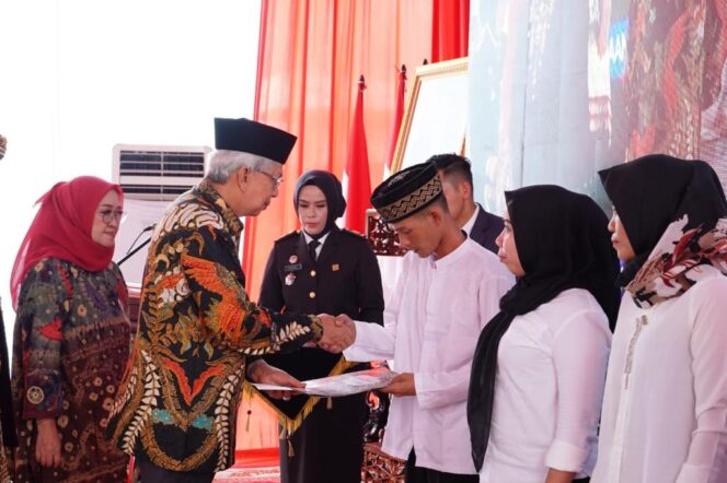 
Wagub Mawardi Secara Simbolis Serahkan SK Remisi Untuk 11.302 Warga Binaan di Sumsel