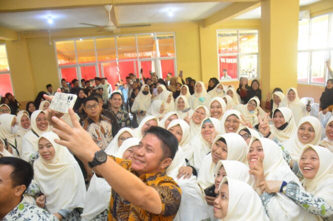 
Hadiri Milad SIT AL Furqon, Herman Deru Tandatangani Prasasti Peresmian Masjid Al-Furqon