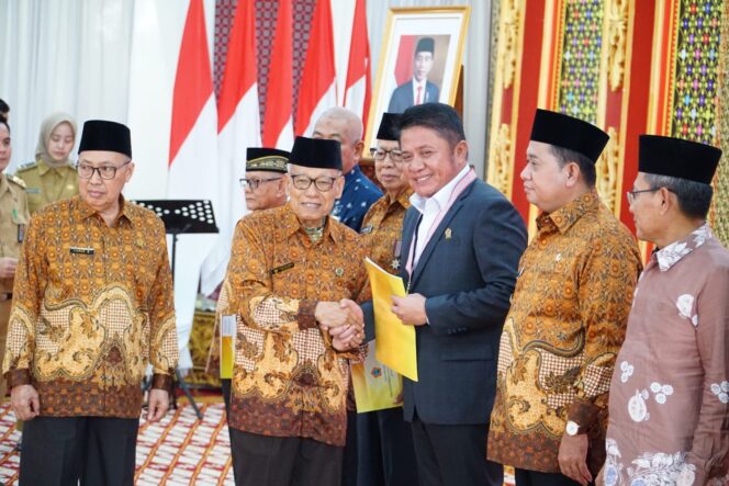 
Herman Deru Dianugerahi Piagam Tanda Penghargaan Wredatama Nugraha Utama oleh PB PWRI Pusat