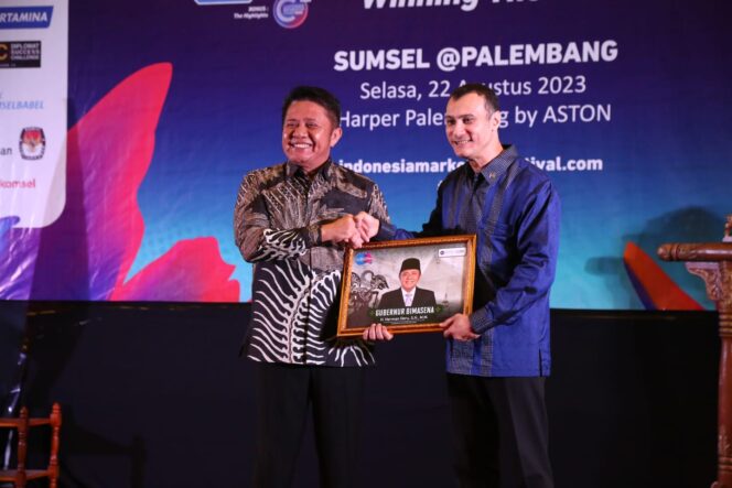 
Herman Deru Dianugrahi Penghargaan Bimasena Oleh Markplus. Inc