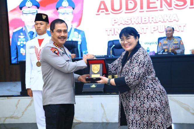 
Wakapolri Terima Audiensi Paskibraka Tingkat Pusat Tahun 2023 di Rupattama Mabes Polri