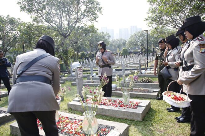 
Jelang Hari Jadi Ke-75, Polwan Gelar Ziarah di Taman Makam Pahlawan