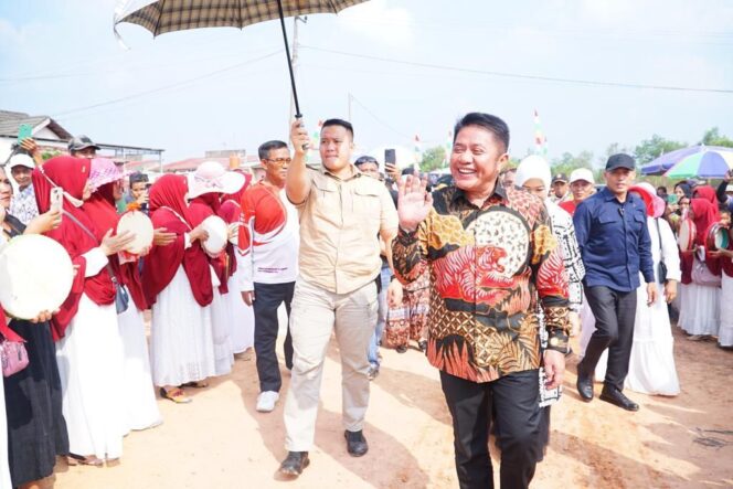 
Hadiri Lomba Panjat Pinang di Prabumulih, Herman Deru Ajak Masyarakat Terus Jaga Kekompakan