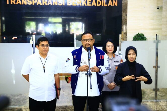 
Polri Periksa Saksi dan Ahli untuk Dalami Kasus Dugaan Hoaks oleh Denny Indrayana