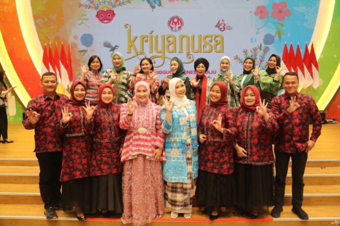 
Kain Tajung Karya Feby Deru Pukau Penonton Fashion Show Pesona Tajung Diajang Kriyanusa 2023