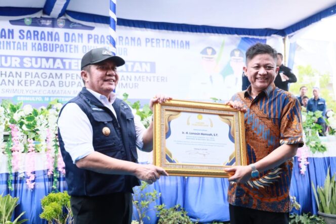 
					Gubernur Herman Deru Serahkan Bantuan Pertanian dari Pemkab OKU Timur untuk Semangati Petani