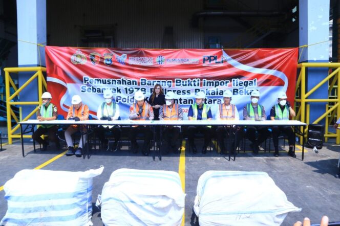 
Polri Musnahkan 1.978 Ball Press Ilegal Dari Malaysia