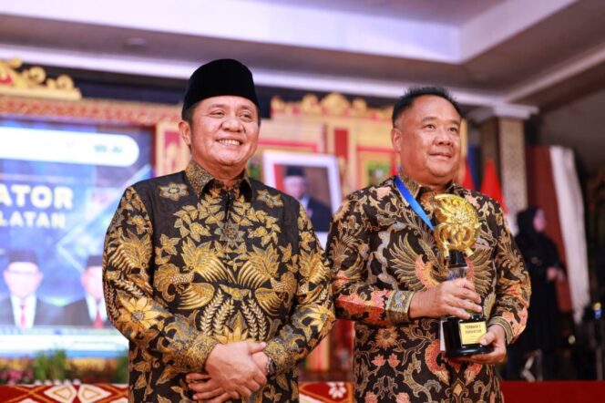 
Gubernur Herman Deru Dinobatkan Sebagai Dewan Pembina Inovator Kemendagri