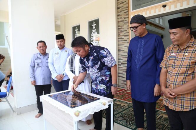 
					Herman Deru Bangga Masyarakat Bahu Membahu Membangun Masjid