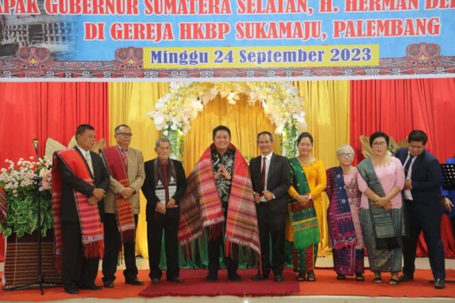 
Sebagai Umaro’ Herman Deru Ingatkan Jemaat Gereja HKBP Sukamaju Jaga Kerukunan Antar Umat Beragama