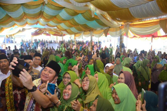 
Hadiri Pengajian Akbar di Desa Panji Jaya OKU, Herman Deru Disambut Antusias Masyarakat