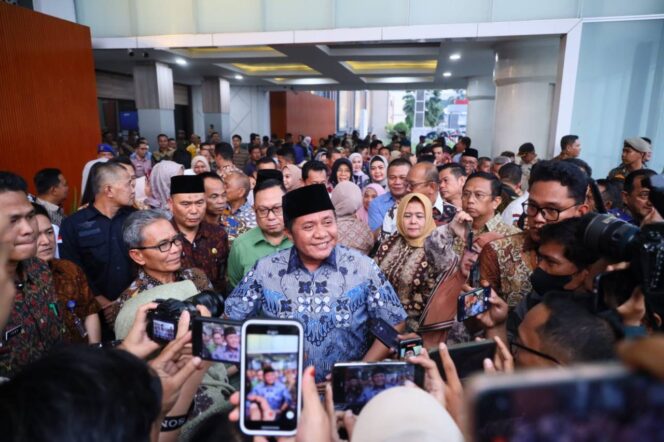 
Tangis Haru Pegawai Pemprov Lepas Gubernur Herman Deru di Hari Terakhir Ngantor