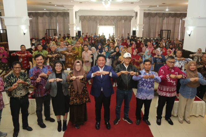 
Herman Deru Harapkan Sekolah Demokrasi Jadi Sarana Edukasi Masyarakat