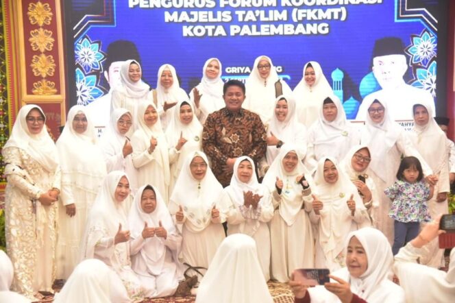 
Herman Deru Ajak Ibu-Ibu Gotong Royong Membangun Generasi Muda Yang Saling Peduli