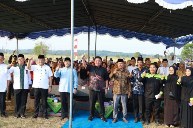 
Herman Deru Letakan Batu Pertama Gedung Madrasah Aliyah Al-Minhajul Islamiyah Pulo Keto Gandus