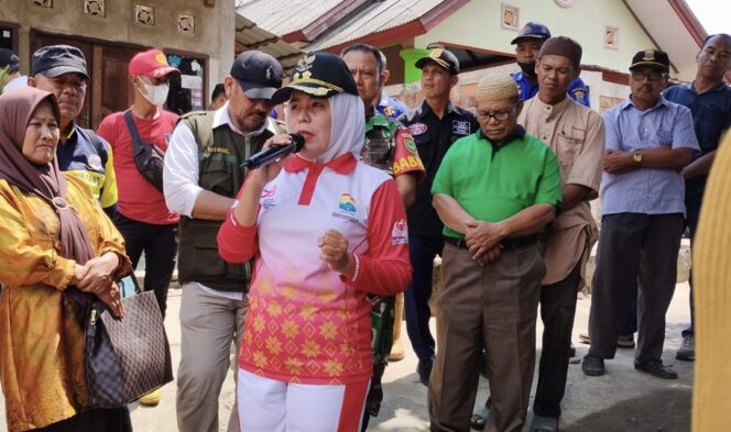 
Wawako Fitrianti Bantu Korban Kebakaran di Sako