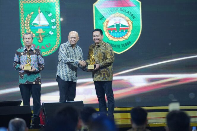 
Pemprov Sumsel Raih Penghargaan Daerah Peduli Pengembangan UMKM Kompas TV