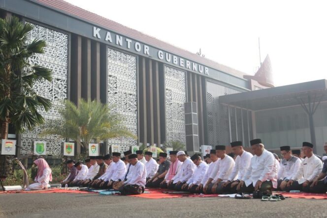 
Pj Gubernur Sumsel Agus Fatoni bersama Ratusan Pegawai Pemprov Gelar Salat Istisqa Bersama