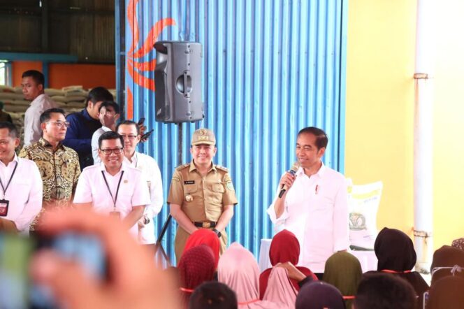 
					Presiden Jokowi Didampingi Pj Gubernur Agus Fatoni Tinjau Persediaan Beras dan Serahkan Bantuan Pangan di Palembang