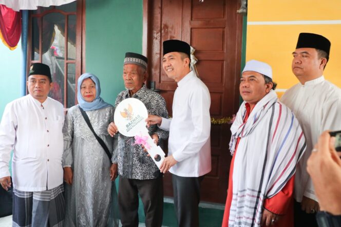 
PJ Wali Kota Palembang Serahkan Kunci Bedah Rumah