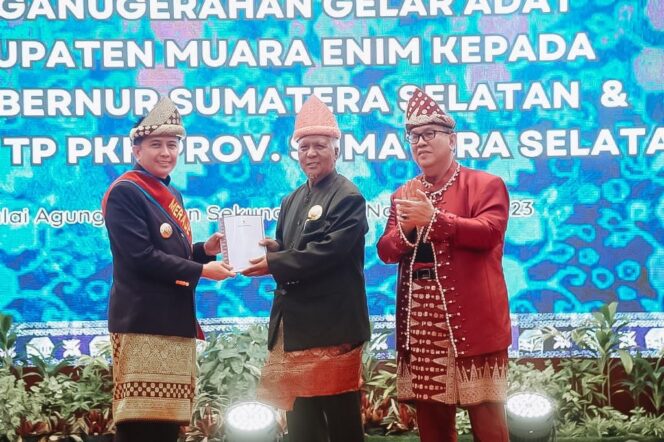 
					Pj Gubernur Sumsel Agus Fatoni dan Pj Ketua PKK Sumsel Mendapat Gelar Adat di Muara Enim