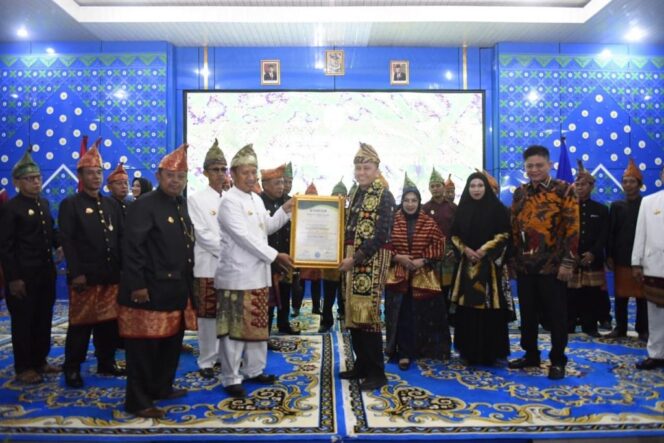 
					Pj Gubernur Agus Fatoni dan Pj Ketua TP PKK Sumsel Tyas A. Fatoni Diberi Gelar Adat oleh Kabupaten OKU Timur
