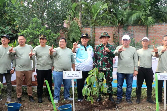 
					HUT ke-77 Muara Enim, Pj Bupati Bersih-bersih Sungai dan Tanam Pohon