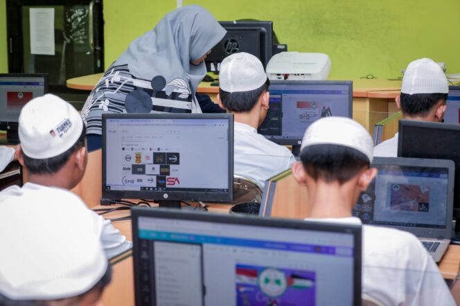 
					Relawan Ganjar Ajak Santri Ponpes di Palembang Bela Palestina Lewat Doa Bersama dan Pelatihan Desain Grafis