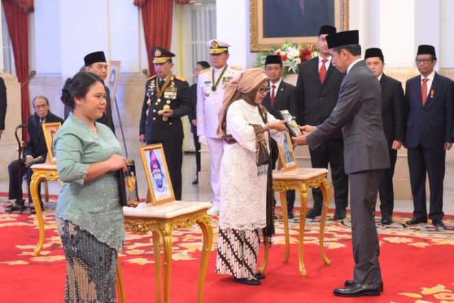 
					Presiden Jokowi Anugerahkan Gelar Pahlawan Nasional kepada Enam Tokoh