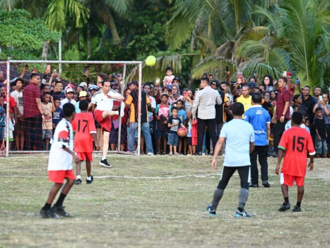 
					Main Sepak Bola dengan Pelajar di Biak Numfor, Presiden: Ini Bentuk Motivasi untuk Mereka