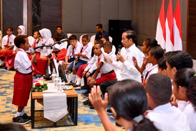 
					Saat Anak Papua Tanya Presiden, Bangun Papua Mulai dari Mana