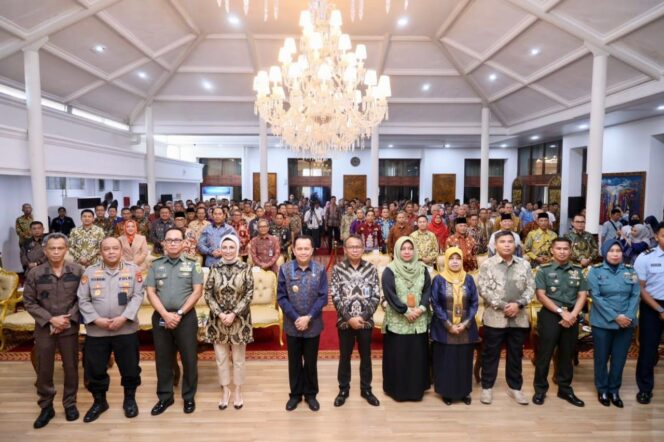 
					Pj Gubernur Agus Fatoni Serahkan DIPA Petikan dan Buku Alokasi TKD Tahun Anggaran 2024 kepada Bupati/Walikota se-Sumsel